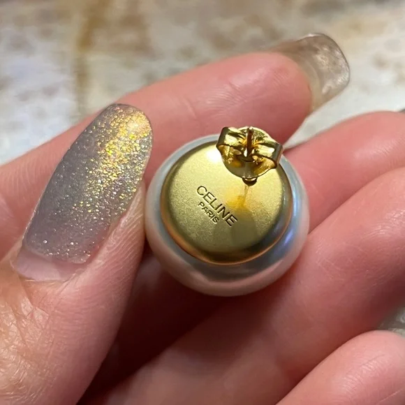 Golden logo pearl earring - Picture 3 of 6